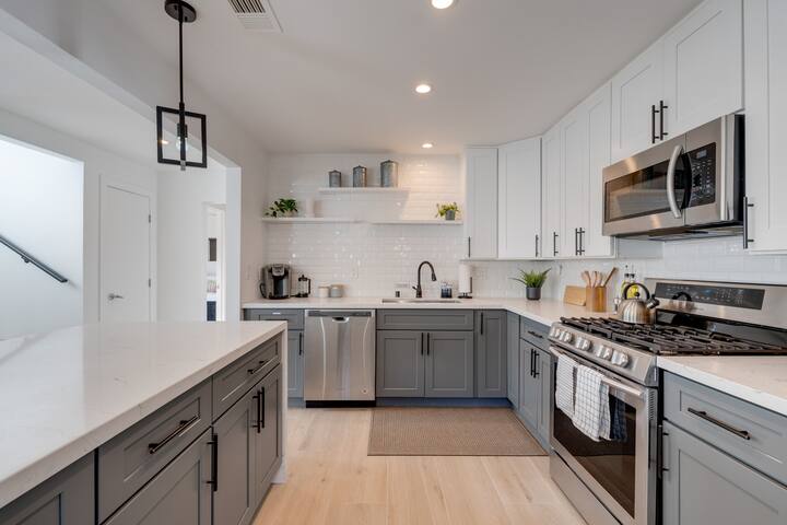 San Diego Modern Home with Pool/Hot tub gallery image 3