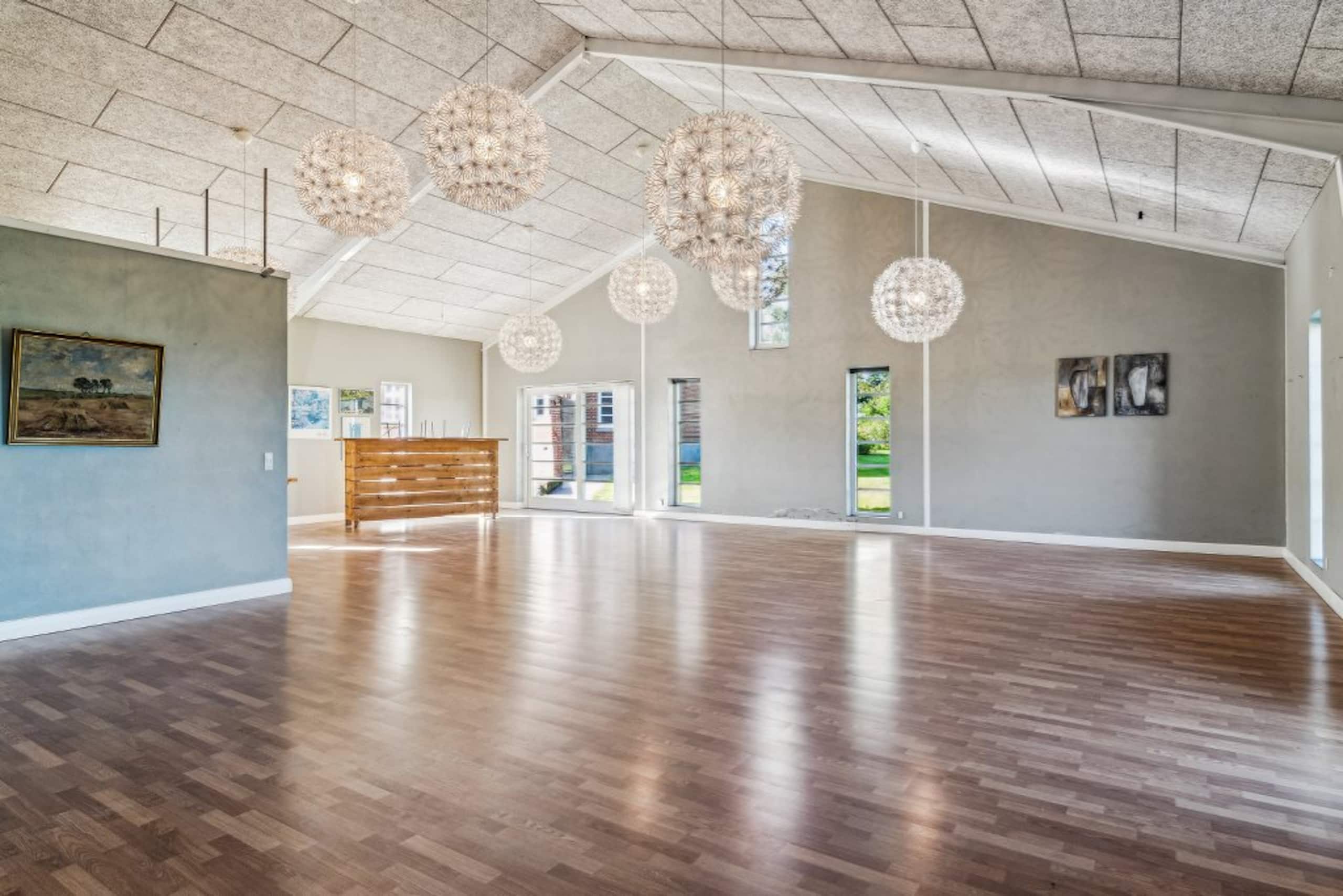 Festsalen med hvælvet loft og store kuglelysekroner