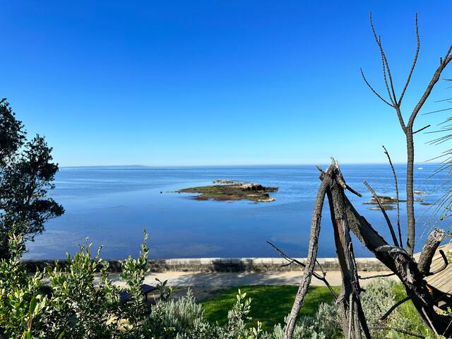 Luxury villa/beach life/security garde/pet free gallery image 4