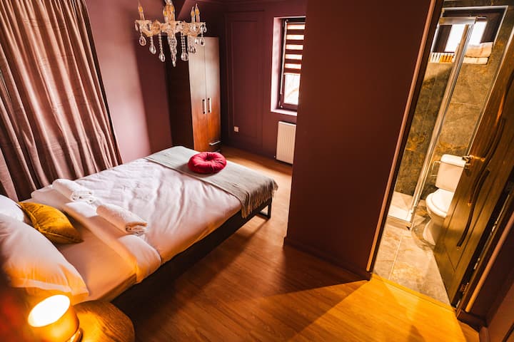 Quarto tão elegante na casa que tem uma cama aconchegante com lençóis de algodão premium, travesseiros macios, banheiro privativo, aquecimento e internet gratuita