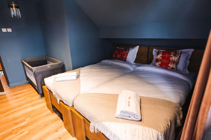 Quarto quatro equipado com duas camas de solteiro com lençóis de algodão, berço, toalhas limpas e internet gratuita