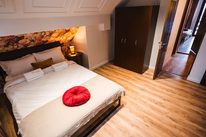 Quarto acolhedor 2 com cama queen size, travesseiros macios, roupa de cama de algodão, armário para roupas
