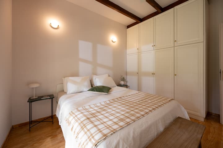 Chumba bora cha  kulala- Ina kitanda chenye starehe cha watu wawili na bafu la mlango wa karibu.