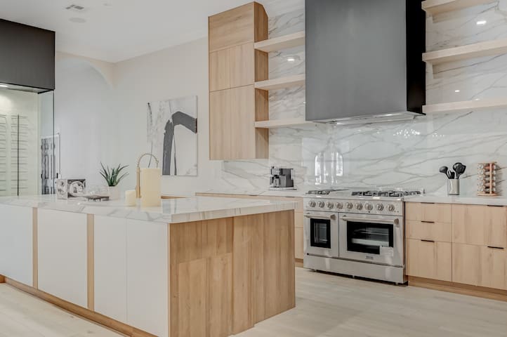 Private gated estate villa! gallery image 2