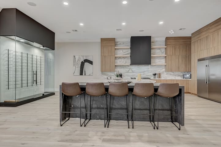 Private gated estate villa! gallery image 4