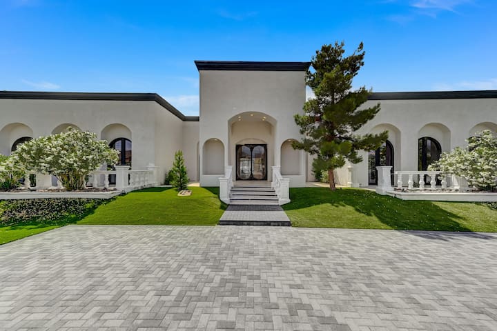 Private gated estate villa! gallery image 3