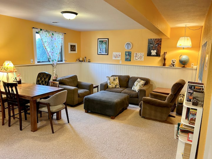 Მთავარი სართულიდან კიბის პირველ საფეხურზე გადმოსვლისას სკოლის ოთახი და სამკითხველო კუთხეა. Მარჯვნივ არის მესამე საძინებელი და სამრეცხაო ოთახი/ტუალეტი.