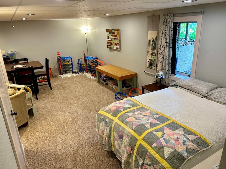 Ეს არის ყველაზე დაბალი დონე, რომელიც არის ნახევარი ფრენა სკოლის ოთახიდან ქვემოთ. Არის ორადგილიანი საწოლი, ფანჯარა, დახლის სიმაღლის მაგიდა და სკამები, სათამაშო სივრცე, 46"-იანი ტელევიზორი Blu-ray დამკვრელებით, Wii & Switch-ის თამაშები და დიდი კომფორტული ტახტი.