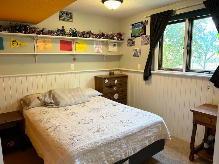 Ეს არის მესამე საძინებელი სკოლის ოთახის გვერდით და სამრეცხაო ოთახის მოპირდაპირე მხარეს. Მასში არის ორადგილიანი საწოლი და პატარა სამუშაო მაგიდა. Ფანჯარა უკანა ეზოს გადაჰყურებს. Ფარდები ოთახის გამუქებულია.