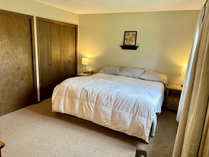 Მთავარი საძინებელი დიდი საწოლით - ორი ტყუპი XL ერთმანეთის გვერდით. Ოთახის გამუქებული ფარდები ჩუმად და სიგრილეს ინარჩუნებს.