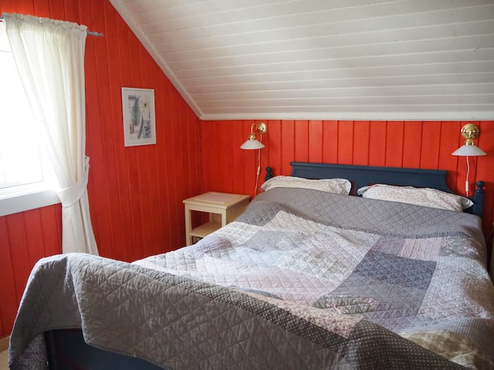 سرير مزدوج في غرفة نوم كبيرة مع الكثير من مساحة الخزانة