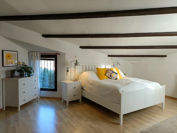 Მთავარი საძინებელი. საწოლის ზომა 160 სმ x 200 სმ.