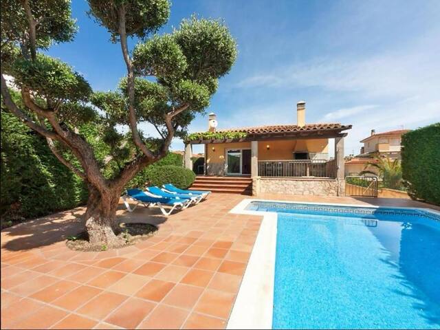 Magnolia l’Escala 1, casa con piscina y barbacoa