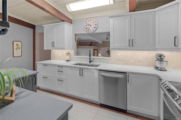 Cheerful 3-Bedroom Home with hot tub gallery image 4