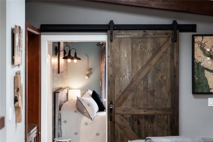 Cheerful 3-Bedroom Home with hot tub gallery image 3