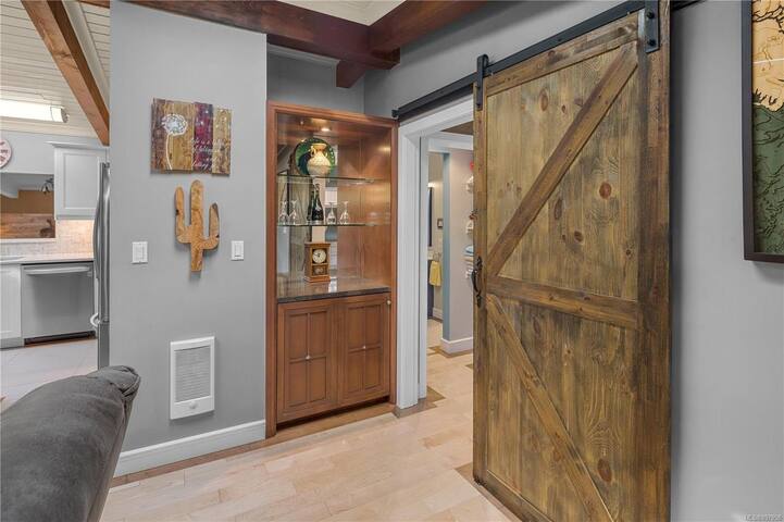 Cheerful 3-Bedroom Home with hot tub gallery image 2