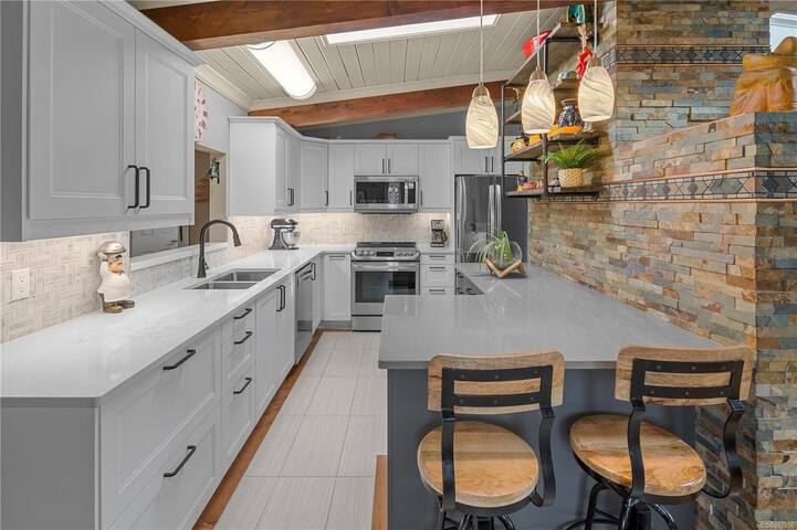 Cheerful 3-Bedroom Home with hot tub gallery image 5