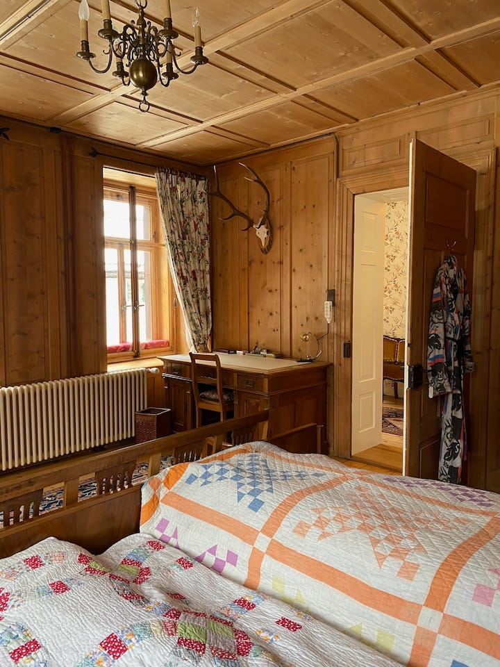 ห้องนอน 2 ยังมีโต๊ะทำงานขนาดใหญ่สำหรับผู้ที่ต้องการพื้นที่สำหรับการทำงาน