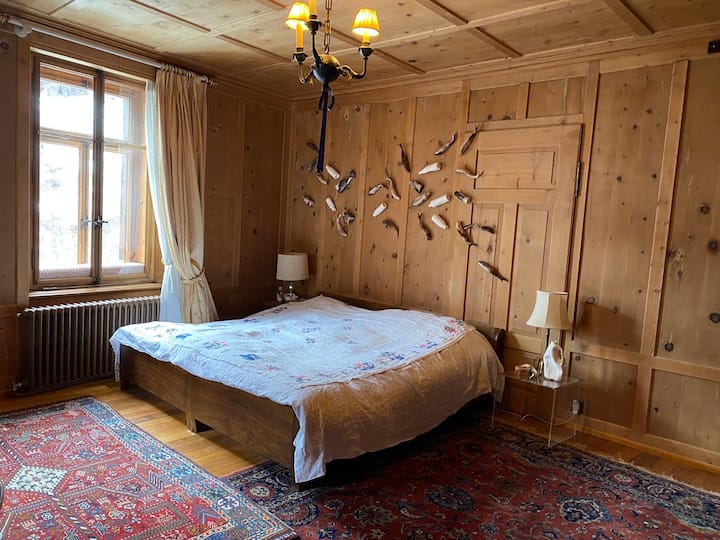 แผงไม้สร้างบรรยากาศอบอุ่นในห้องนอนและห้องนั่งเล่นทั้งหมด 