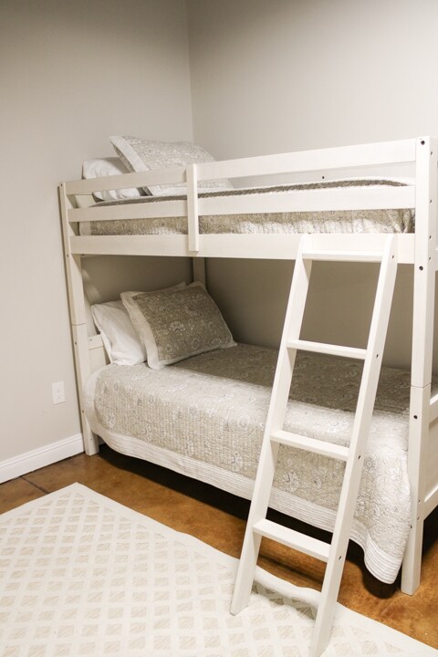 מיטות זוגיות במסדרון המרתף. הערה: הנכס הזה הוא אזור פתוח ללא דלת. 