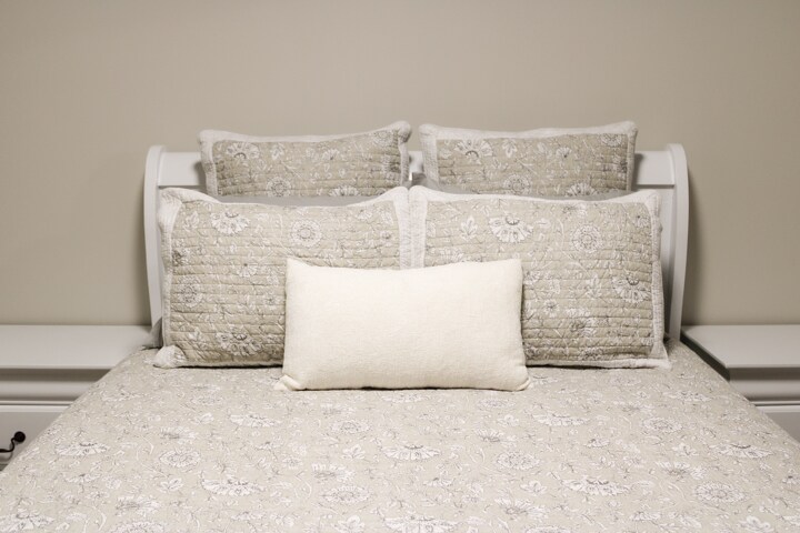 חדר מרתף עם מיטת קווין סייז. המקום הזה פרטי עם דלת אקורדיון. 