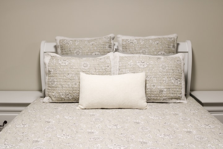 ห้องใต้ดินพร้อมเตียงควีนไซส์ ที่พักนี้เป็นส่วนตัวพร้อมประตูหีบเพลง 