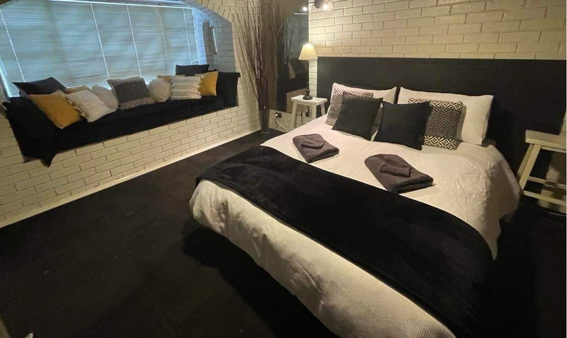 带窗户座椅的标准双人床卧室。