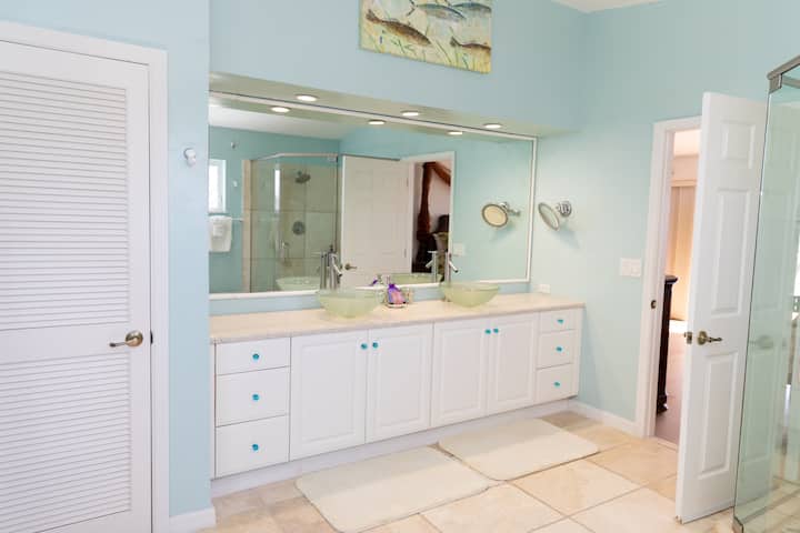 Short Walk Past 5 Homes To Beach; Pool & Spa - Captiva, FL