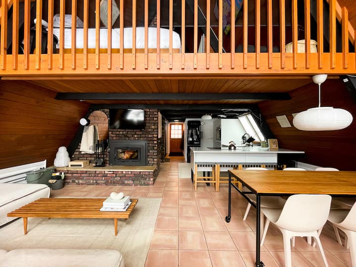 The Fox Den / Midcentury A-frame - 凱里