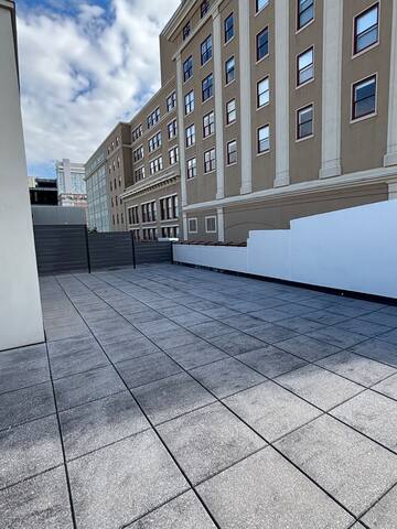 Luxury French Quarter Penthouse gallery image 3