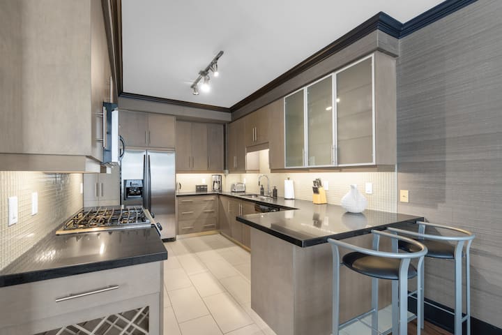 NEW! The Penthouse – CN Tower Views – 2100 sq.ft. gallery image 5