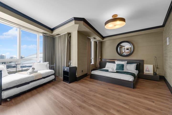 NEW! The Penthouse – CN Tower Views – 2100 sq.ft. gallery image 3