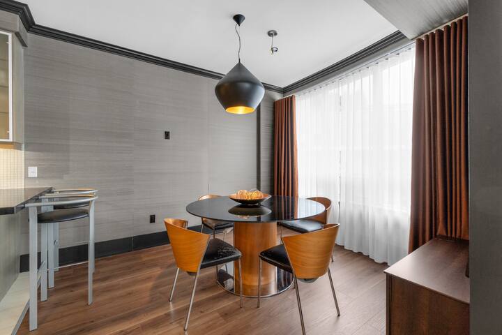 NEW! The Penthouse – CN Tower Views – 2100 sq.ft. gallery image 4