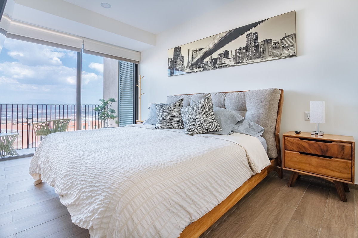 Odmorite se u spavaćoj sobi s velikim bračnim krevetom️, televizorom s internetskim sadržajima i privatnom kupaonicom s ekskluzivnim sadržajima koje nudi Cosmos Homes.