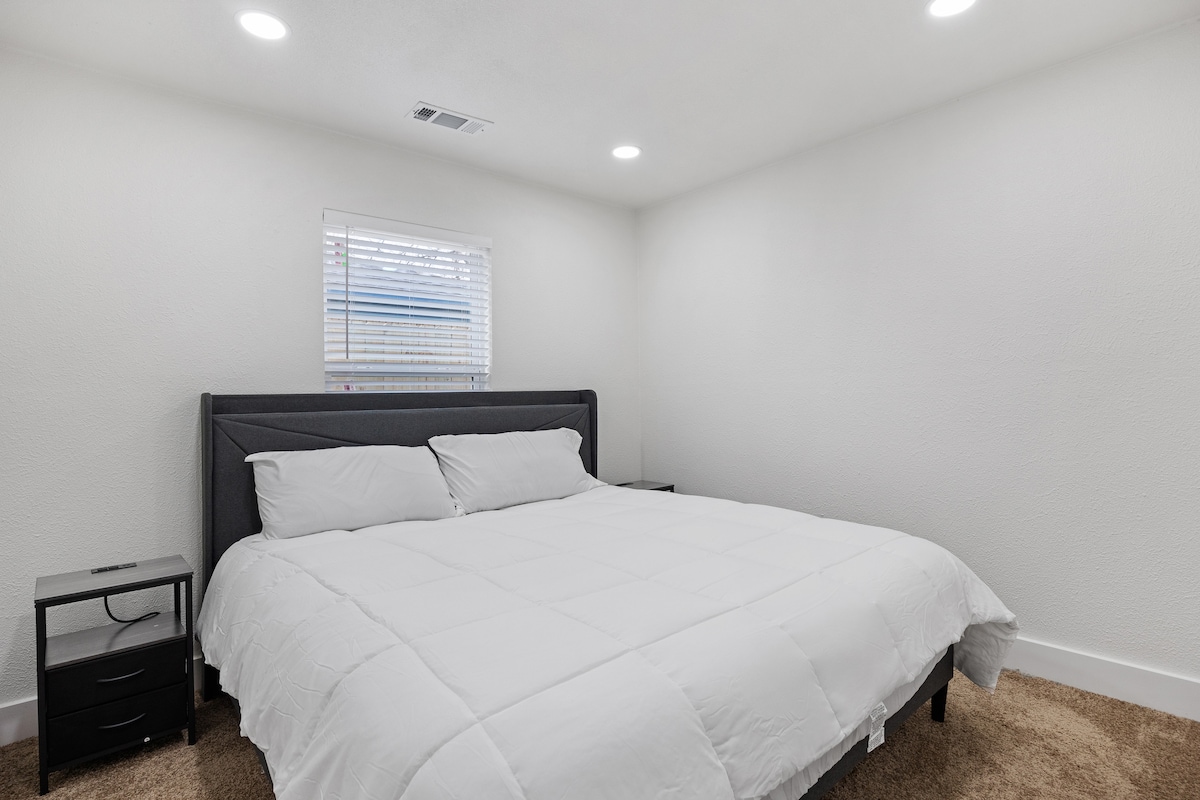 Დიდი ზომის საწოლი... (ამ ოთახში კარადა ჩაკეტილია საწმენდი საშუალებების შესანახად)