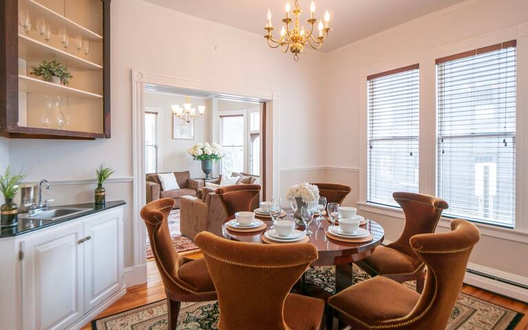 Central Downtown Newport House & Courtesy Parking gallery image 2