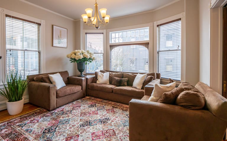 Central Downtown Newport House & Courtesy Parking