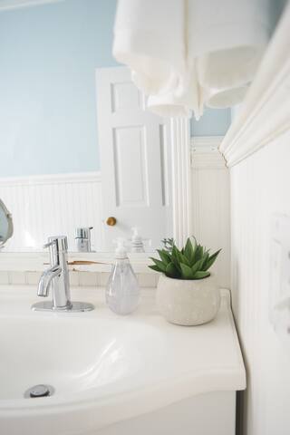 Central Downtown Newport House & Courtesy Parking gallery image 5