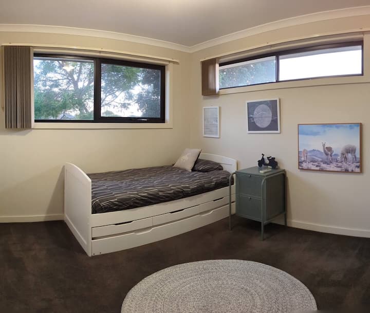 غرفة نوم (سرير فردي مع سرير إضافي) - الطابق العلوي