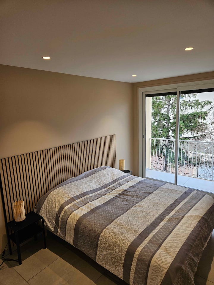 ️ Chambre confortable équipée de la climatisation pour des nuits fraîches en été. Tout est prévu pour votre confort : lit double avec draps propres, serviettes de bain fournies et ambiance apaisante pour un séjour reposant.