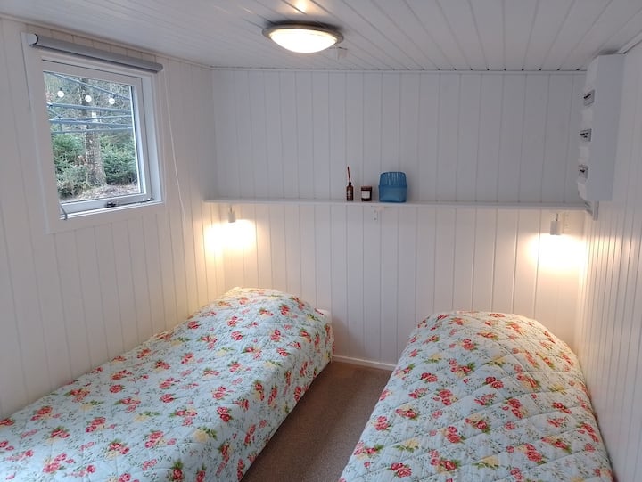 2 единечни кревета во прилог. Може да се спои на двоен кревет.