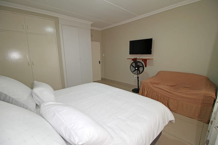 Peaceful 2 Bedroom Flat In Germiston, With Wifi - Boksburg