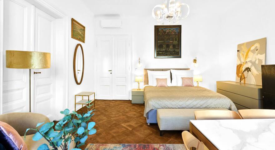 Chic 2 Bedroom Old Town Square Retreat gallery image 2