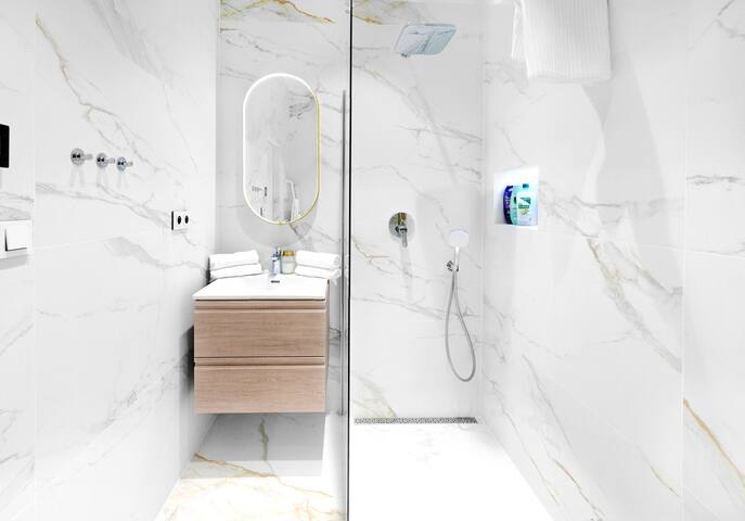 Chic 2 Bedroom Old Town Square Retreat gallery image 5