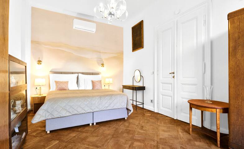 Chic 2 Bedroom Old Town Square Retreat gallery image 4