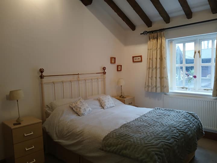 配备加大双人床的卧室