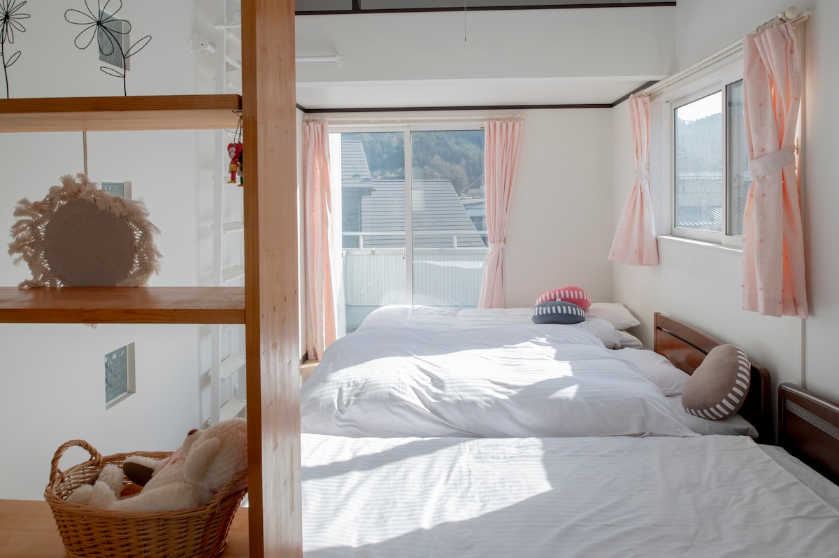 נוף מחלל העבודה.יש בו שני חלונות גדולים וחלונות קטנים המוצפים באור טבעי.