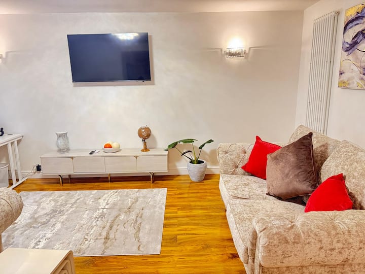Spacious 4 Bedroom Home- Near Town & Race Course - 돈커스터
