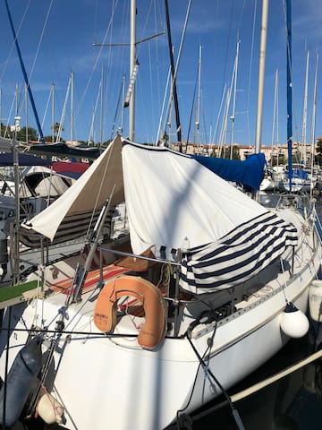 Entire home with 2 bedrooms in Six Fours Les Plages - Séjour atypique sur un voilier À QUAI