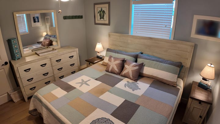 Chumba kikuu cha kulala kina kitanda cha ukubwa wa kifalme, kabati na kabati kubwa.